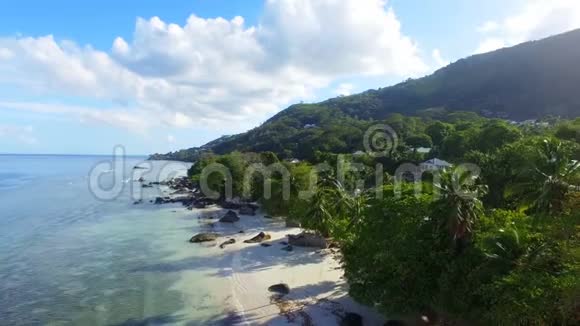 塞舌尔热带岛屿海滩的海景和房屋1视频的预览图