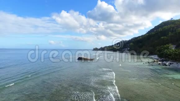 塞舌尔马河岛博瓦隆海滩和岩石的鸟瞰图8视频的预览图