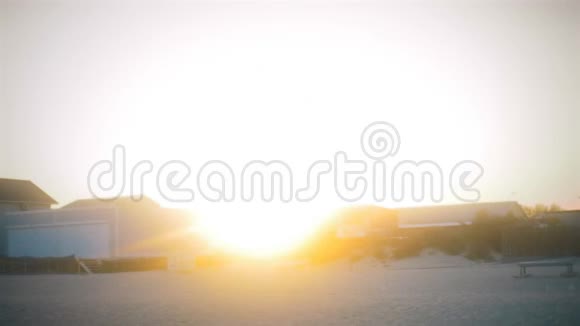 海鸥在日落时分在海岸边的海滨别墅附近翱翔视频的预览图