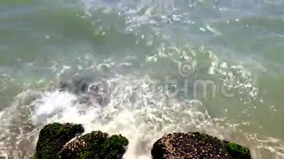 海水撞击岸边的岩石视频的预览图