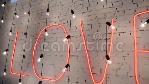 霓虹灯红色标志爱挂在砖墙上视频的预览图