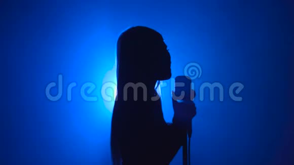 女孩为剪辑唱歌烟雾背景剪影侧视图视频的预览图