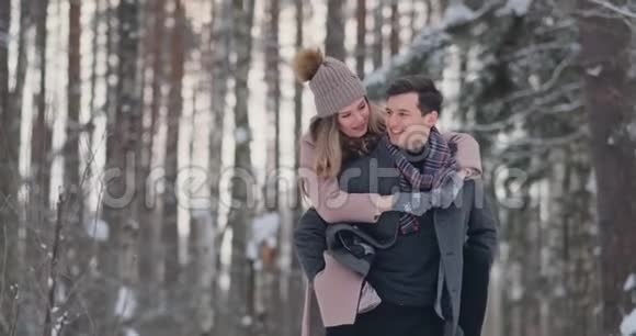 这对幸福的夫妇正在外面玩冬季游戏在山上享受阳光和温暖的冬季天气强壮的男孩是视频的预览图