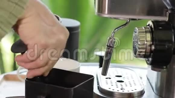 准备用咖啡机煮咖啡视频的预览图