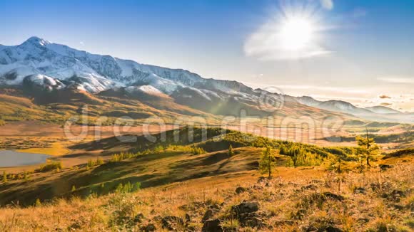 太阳在秋山谷上移动视频的预览图