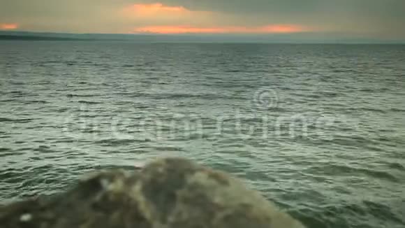夜晚的石海岸和海浪视频的预览图
