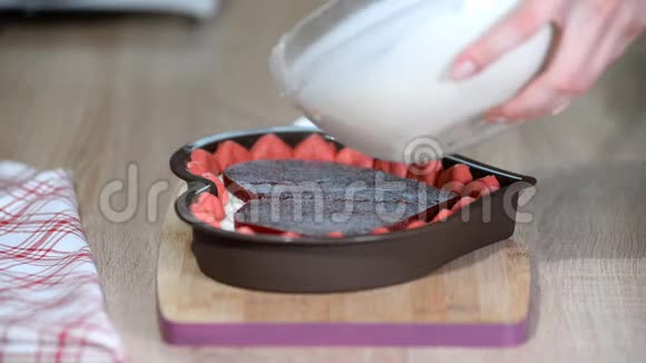 将香草慕斯倒入心形模具在厨房做摩丝蛋糕的甜点视频的预览图