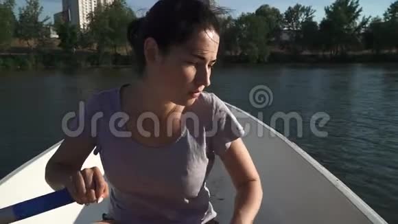 悲伤的小女孩在船上划船视频的预览图