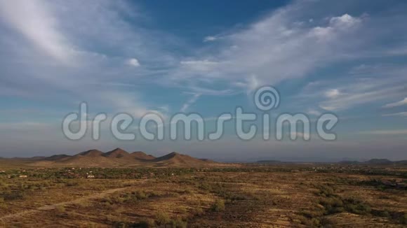 索诺兰沙漠上空的无人机镜头视频的预览图