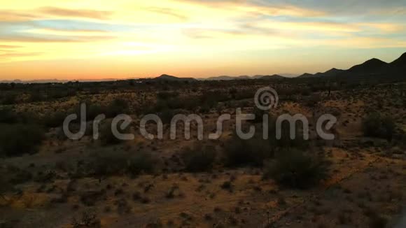 索诺兰沙漠上空的无人机镜头视频的预览图