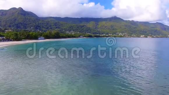 塞舌尔热带岛屿上海洋海滩和山脉的鸟瞰图4视频的预览图