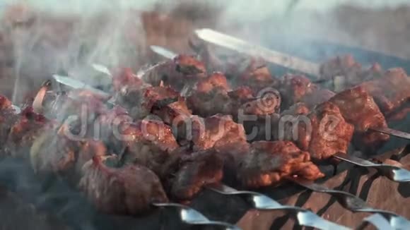 特写烟熏烧烤烧烤在布拉齐尔烧烤肉用木炭烤视频的预览图