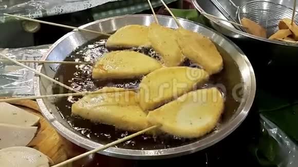 泰国街头的亚洲街头美食亚洲人正在出售用油煎的越南猪肉香肠视频的预览图
