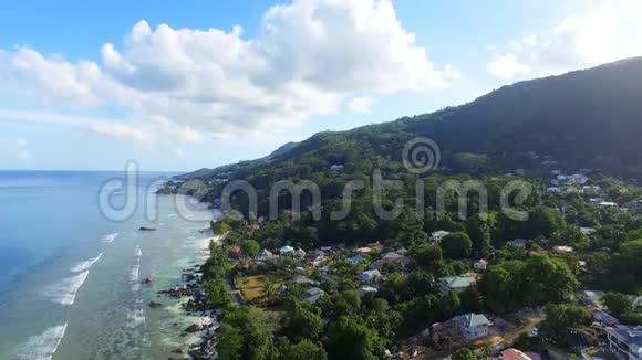 塞舌尔热带岛屿海滩的海景和房屋3视频的预览图