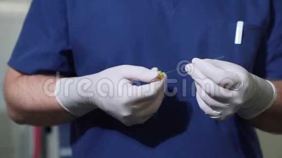 医生戴着无菌手套检查医疗设备静脉曲张分流针外科医生演示视频的预览图