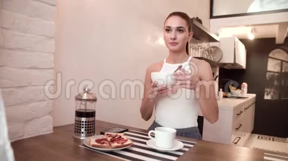 女人在家吃早餐早上吃东西视频的预览图