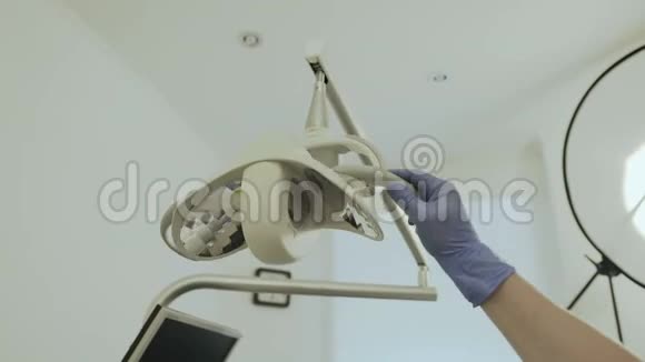 牙科医生办公室医疗灯医疗设备患者治疗的准备工作牙科办公室视频的预览图