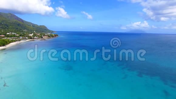 美丽的海景海滩印度洋和5号山脉塞舌尔视频的预览图