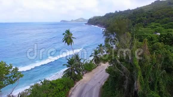 塞舌尔马河岛的AnseTakamaka湾和1号公路的鸟瞰图视频的预览图