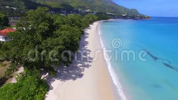 美丽的鸟瞰比乌瓦隆海滩和印度洋2塞舌尔视频的预览图