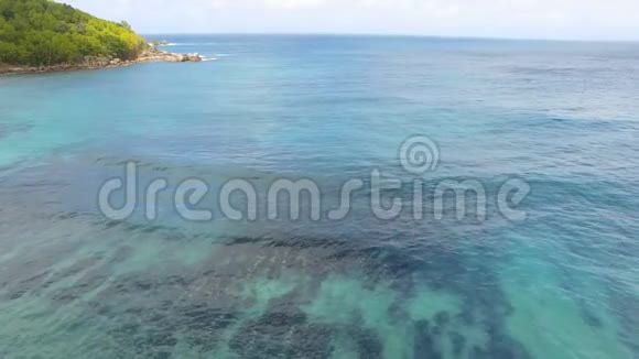 塞舌尔AnseTakamaka湾3号海洋和棕榈1号航空景观视频的预览图
