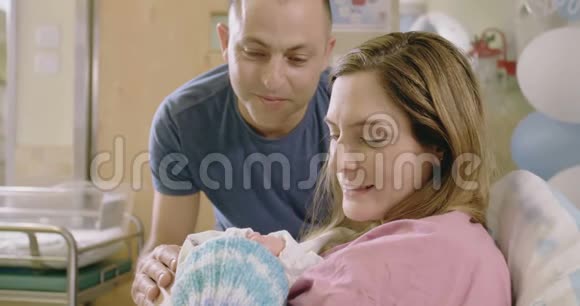 医院里有新生儿的父母视频的预览图