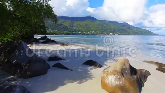 塞舌尔热带岛屿上海洋海滩和山脉的鸟瞰图8视频的预览图