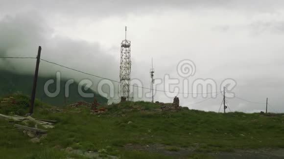 使用奥塞梯山高的老石头建造的牢房塔的景观视频的预览图