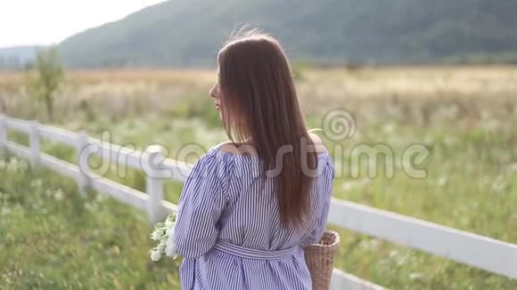 迷人的孕妇摆出相机和微笑女人站在大自然中在农场附近散步慢慢慢慢视频的预览图