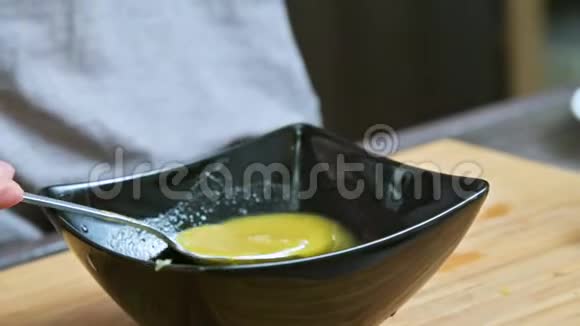 用调羹和黄油和香料混合的女性手的特写家庭厨房为了酱汁视频的预览图