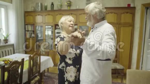 老人在家和妻子跳舞视频的预览图