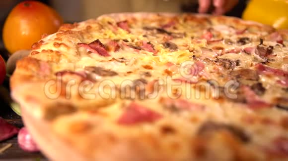切新鲜烤披萨的人视频的预览图