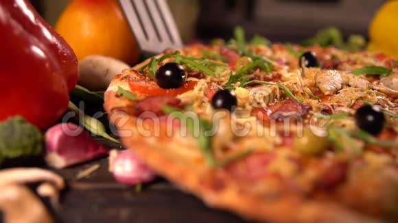 提供美味自制披萨的客人视频的预览图