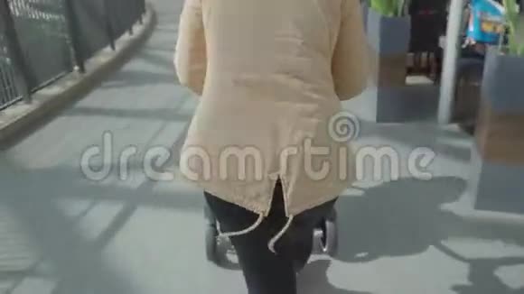 一个女孩带着婴儿车去购物视频的预览图