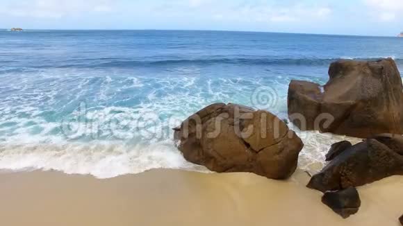塞舌尔高坂安塞海浪侵入石头3的空中景观视频的预览图