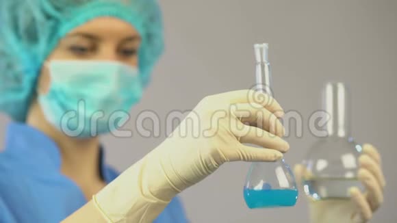 实验室混合药品疫苗两种液体的实验研究视频的预览图