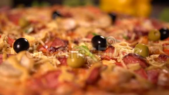 准备美味的自制披萨和草药视频的预览图