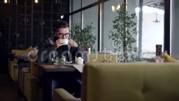 咖啡厅桌上的男士阅读菜单视频的预览图