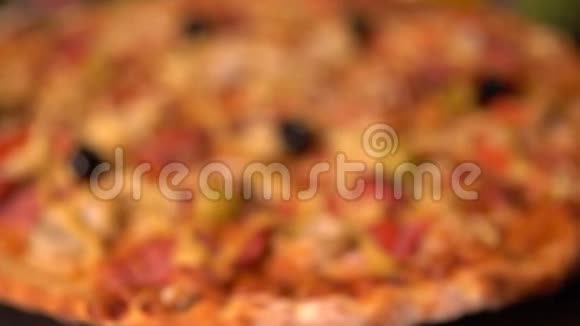 放大美味的自制披萨视频的预览图
