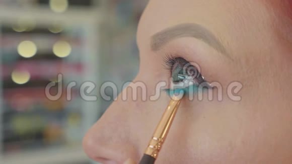 化妆师用化妆来塑造的眼睛关闭视野视频的预览图
