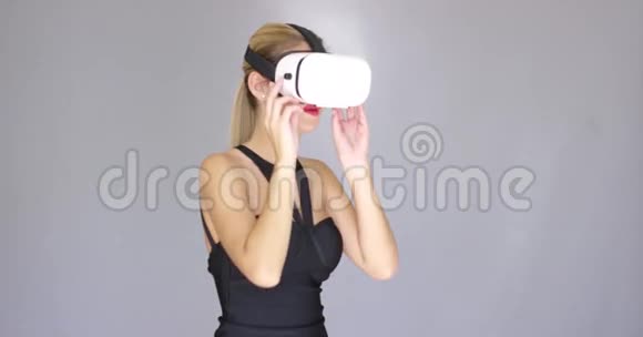 漂亮的金发女孩喜欢虚拟现实眼镜视频的预览图