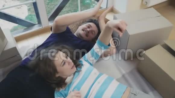 成年夫妇在慢动作中玩房子钥匙视频的预览图