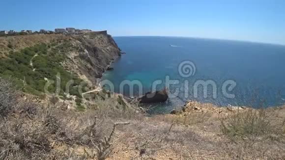 从悬崖上俯瞰海岸美景视频的预览图