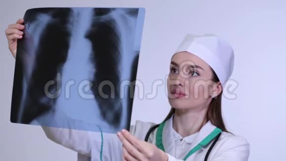 特写护士看病人langs的x光片视频的预览图