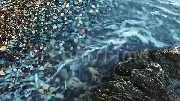 深蓝色海水拍打着岩石海岸线关闭海浪视频的预览图