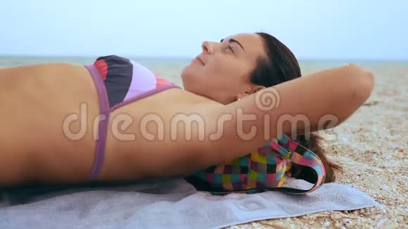 海边躺着一位身材矮小皮肤黝黑的美女视频的预览图