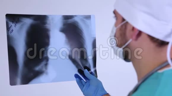 严重的医生检查病人肺的X线视频的预览图