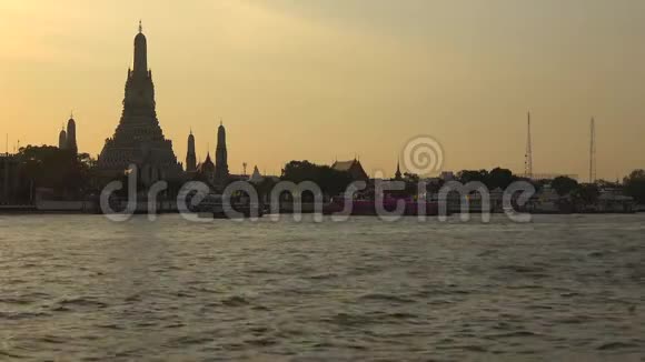 日落时分佛寺瓦阿伦泰国曼谷视频的预览图