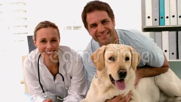 带着狗和狗主人对着镜头微笑视频的预览图