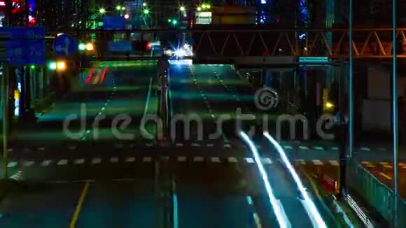 东京市中心的一条街在夜间长时间曝光中拍视频的预览图